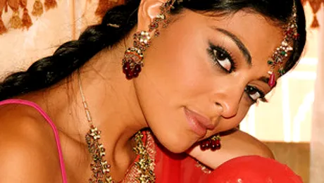 O mai ţii minte pe Juliana Paes? Cum arată acum  superba Karla din “Clona”!