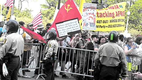 Idioți de toate culorile, uniți-vă!