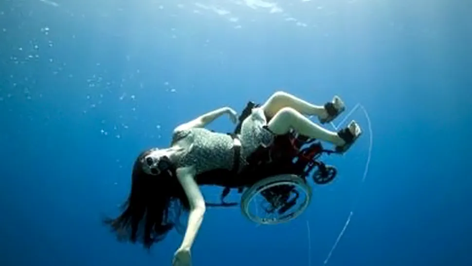 Cum a dansat sub apă o femeie imobilizată în scaunul cu rotile (Video)