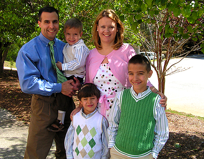 Familia Armas: Alex (tatal), Zachary (fratele cel mic), Ethan (fratele mijlociu), Julie (mama), si Samuel
