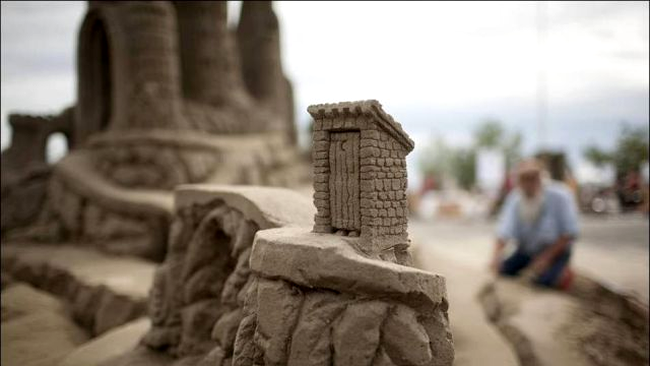 Unii isi fac nevoile in nisip, altii sculpteaza WC-uri din nisip