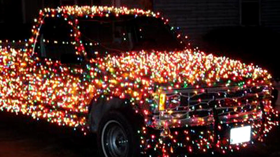Camioneta împodobită cu peste 3.000 de luminițe de Crăciun
