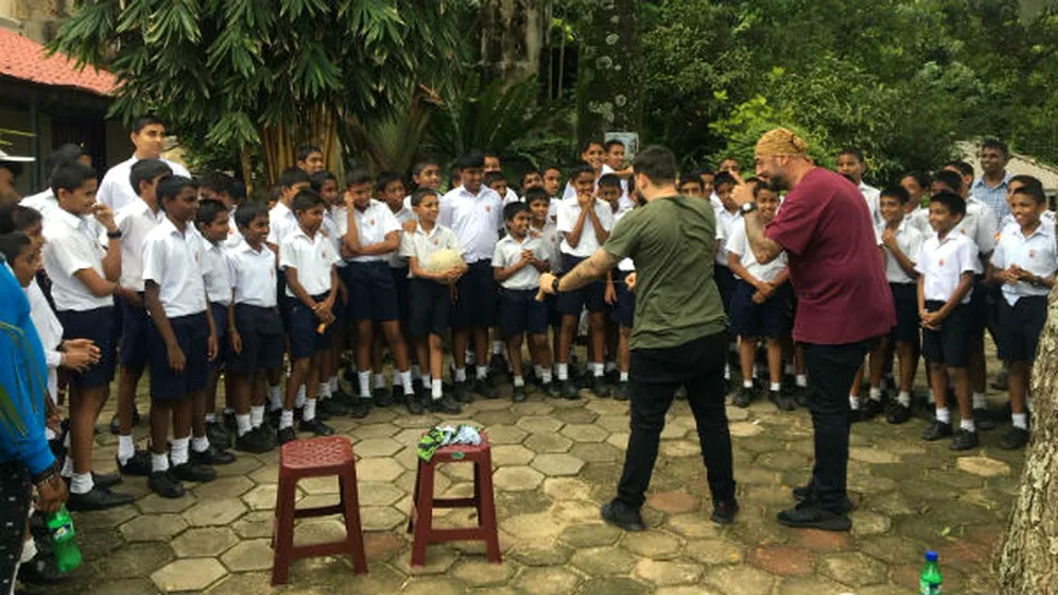 CRBL şi Oase – demonstraţie de kendama pentru elevii unui colegiu din Sri Lanka