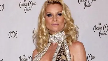 Fund apetisant la 40 de ani: Nicolette Sheridan sau Pamela Anderson? (Foto)
