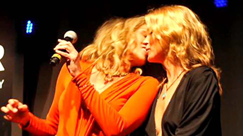 Sharon Stone și Kate Moss s-au sărutat... cu scop caritabil