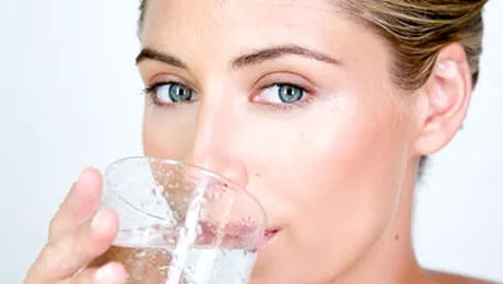 10 pahare de apă pe zi reduc grăsimea din organism