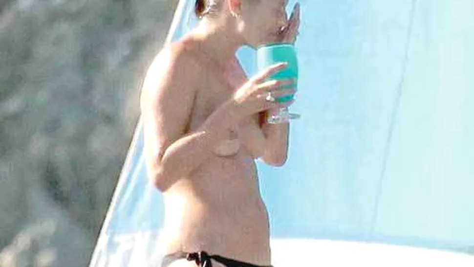 Kate Moss face plajă topless
