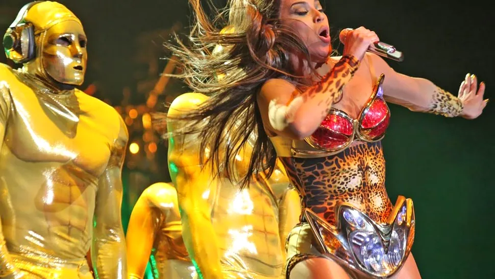 Beyonce, concert si costumatii bizare (Poze si Video)