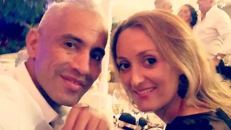 Wilmark, pus de soţie într-o situaţie stânjenitoare:“Dă-te jos de pe masă, mă faci de râs!”