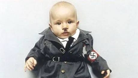 O mama si-a imbracat copilul precum cei mai mari criminali ai omenirii (poze)