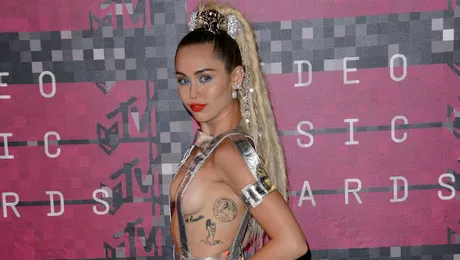 Premiile MTV VMA 2015: Cele mai HOT look-uri de pe covorul roşu