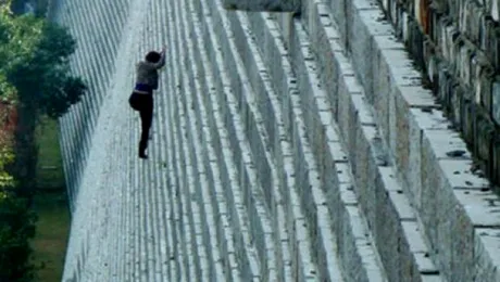 A escaladat un zid de 20 de metri pentru a face o economie de 3 euro