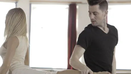 Uite cum dansează Adi Sînă în noul clip