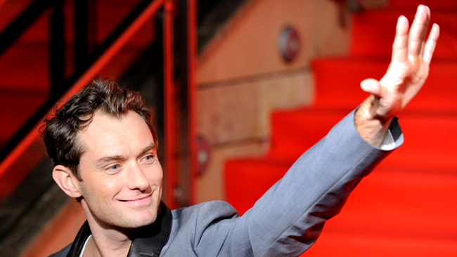 In 2005, actorul Jude Law a avut o aventura cu bona copiilor lui, Daisy Wright