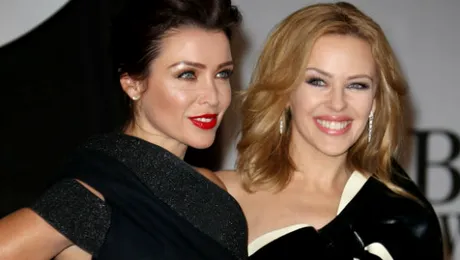 Kylie Minogue şi sora ei, apariţie spectaculoasă pe covorul roşu