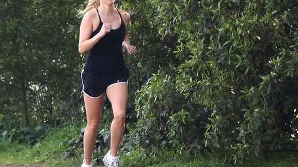 Reese Witherspoon, lovita de masina in timp ce facea jogging