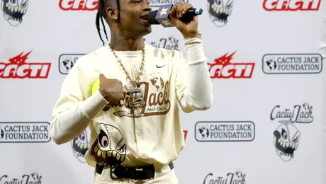 Cel puțin 8 morți și 300 de răniți la festivalul Astroworld organizat de Travis Scott (VIDEO)