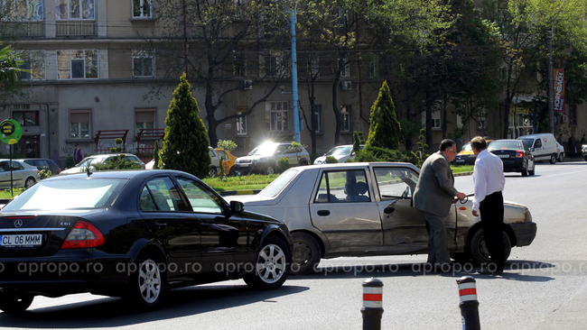 Dupa accident, soferii au iesit din masini ca sa evaluze pagubele si sa isi imparta vinovatia