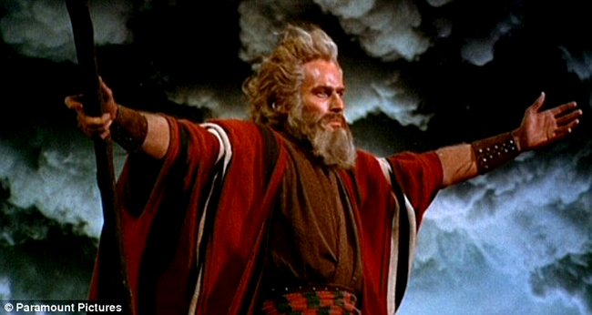 In anul 1956, actorul Charlton Heston i-a dat viata lui Moise in filmul "The Ten Commandments/Cele 10 porunci"