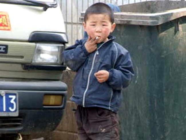 Dong Dong, fumatorul in varsta de 4 ani
