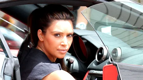 Kim Kardashian a donat 100 de perechi de pantofi, sfătuită de Kanye West