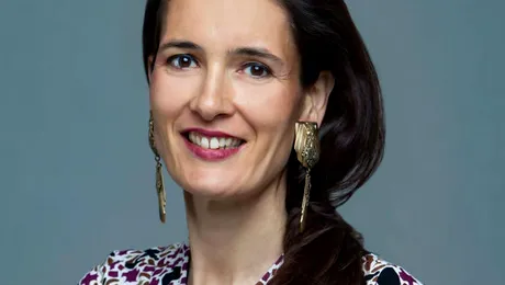 Întrebarea ce macină femeile: de unde îşi cumpără Clotilde Armand cerceii?