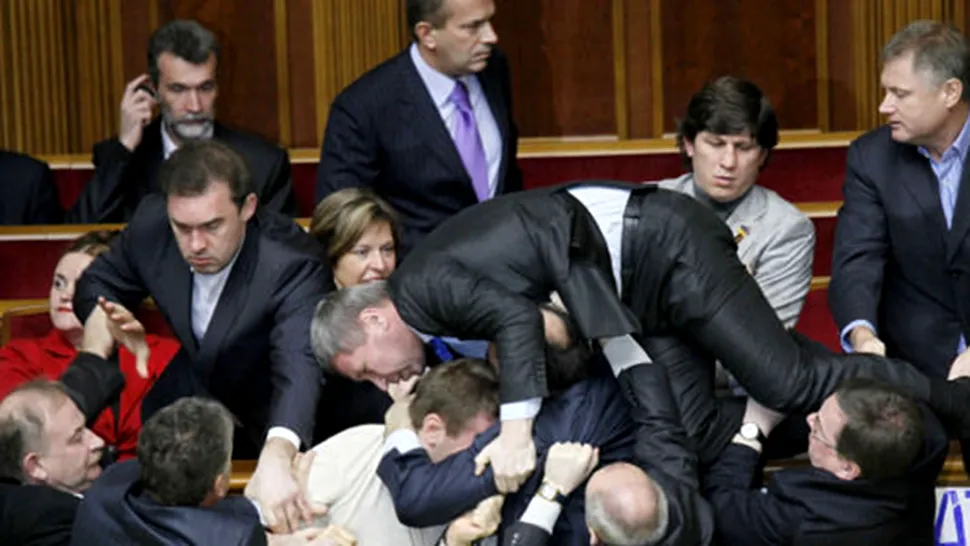 Bătaie în Parlamentul ucrainean: Un deputat a ajuns la spital! (Video)