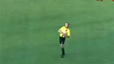 LOL: Arbitru beat la locul de munca (video)