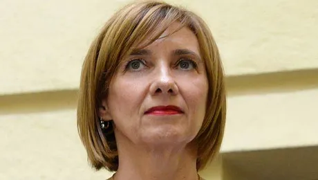 Carmen Iohannis, schimbare de look! Şi-a întrebat prietenii de pe Facebook cum îi stă