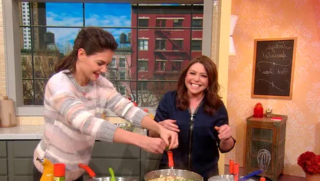 La 35 de ani, Katie Holmes învață să gătească