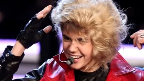 Justin Bieber poarta blugi pentru femei