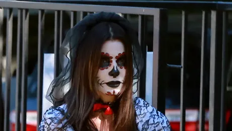 Ghici cine e vedeta care s-a costumat aşa de Halloween?!