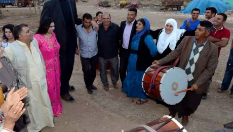 Cel mai înalt om din lume s-a însurat! Cum arată mireasa?