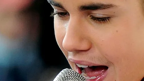 Justin Bieber e mustăcios!