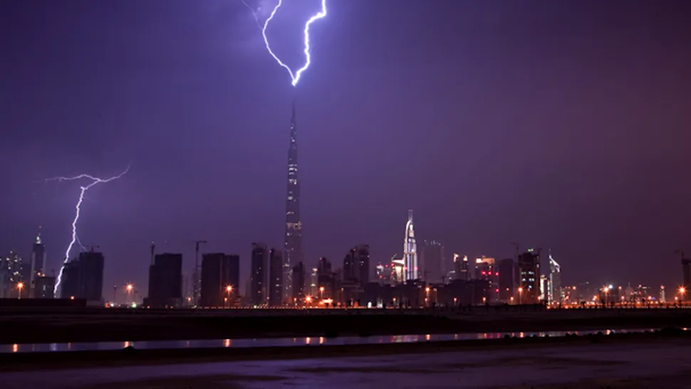 Burj Dubai, cea mai inalta cladire din lume, lovita de fulgere (Poze)