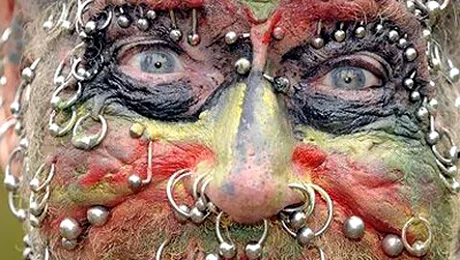 Un barbat de 78 de ani si-a facut 241 de piercing-uri