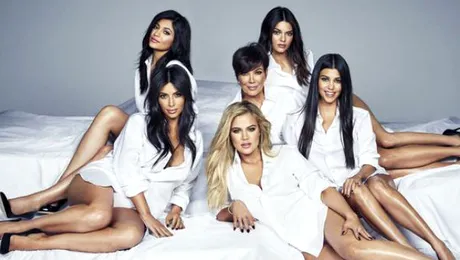 Cum a ajuns Kris Jenner de la casnică la conducerea „mega-imperiului” Kardashian – FOTO