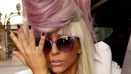 Lady GaGa poarta un elefant pe cap! (Video)
