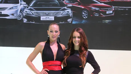 Fetele frumoase și caii putere de la Salonul Auto de la Frankfurt 2013