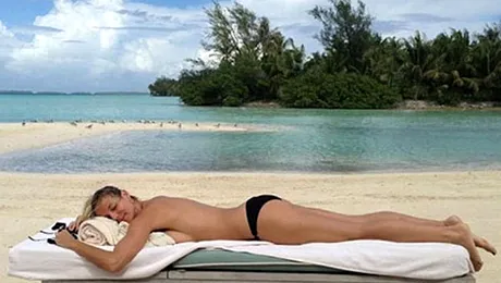 Heidi Klum, topless la plajă
