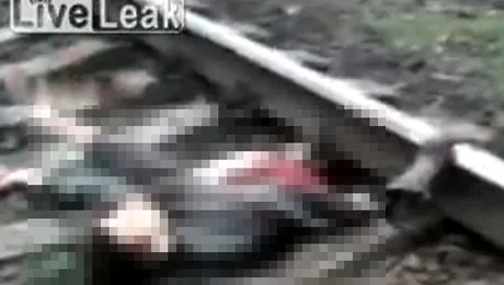Un om taiat de tren inca mai misca (Video +18)