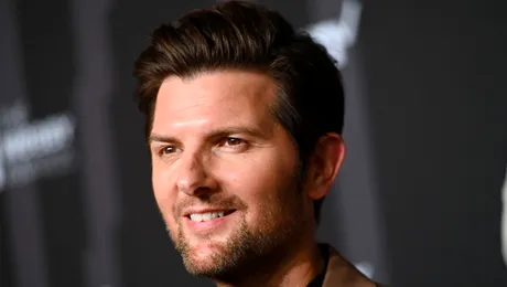 Adam Scott va juca alături de Dakota Johnson în „Madame Web” de la Sony
