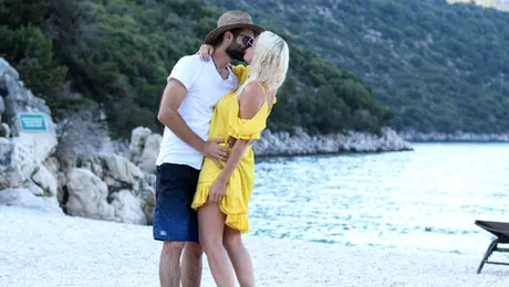 Jojo, fără sutien la plajă! Imagini din vacanţă