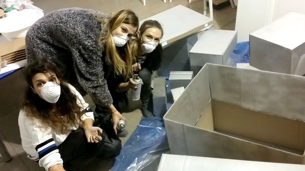 Dana Rogoz, Adela Popescu şi Alina Chivulescu au amenajat vitrina de la Sala Dalles
