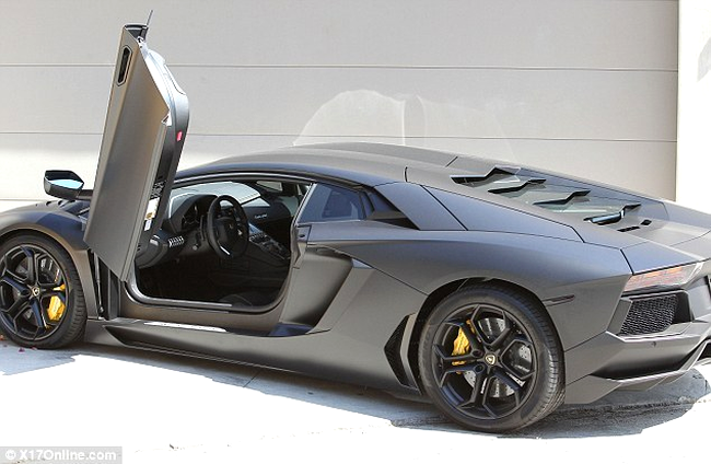 Un cadou pe care mulți ar dori să-l primească: Lamborghini Aventador