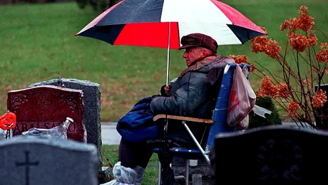 Ce s-a întâmplat cu bărbatul care a vegheat 20 de ani la mormântul soției sale