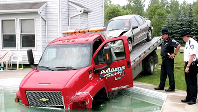 Un barbat care conducea un camion a reusit sa se rastoarne intr-o piscina pentru ca trimitea Sms-uri in timp ce era la volan