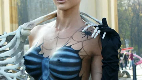 De Halloween, şi-a pictat trupul gol şi a ieşit în stradă! Click să vezi restul
