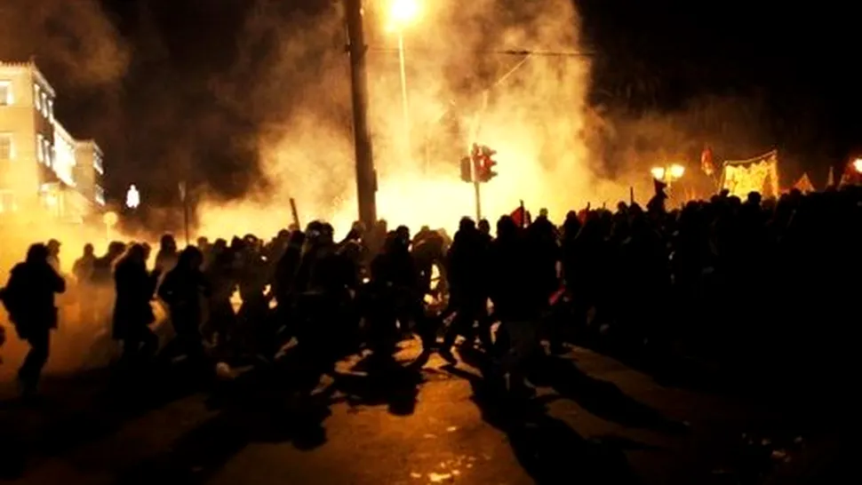 Grecia: Proteste cu gaze lacrimogene și clădiri incendiate