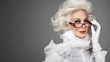 Are 84 de ani şi încă prezintă moda pe marile podiumuri! Cum arată cel mai bătrân fotomodel din lume